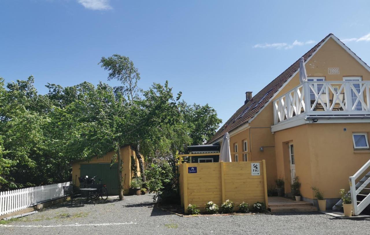 The 'Loft' Apartment- "Den Gule Svane" Guest House - Near Ronne & Beach Bagian luar foto