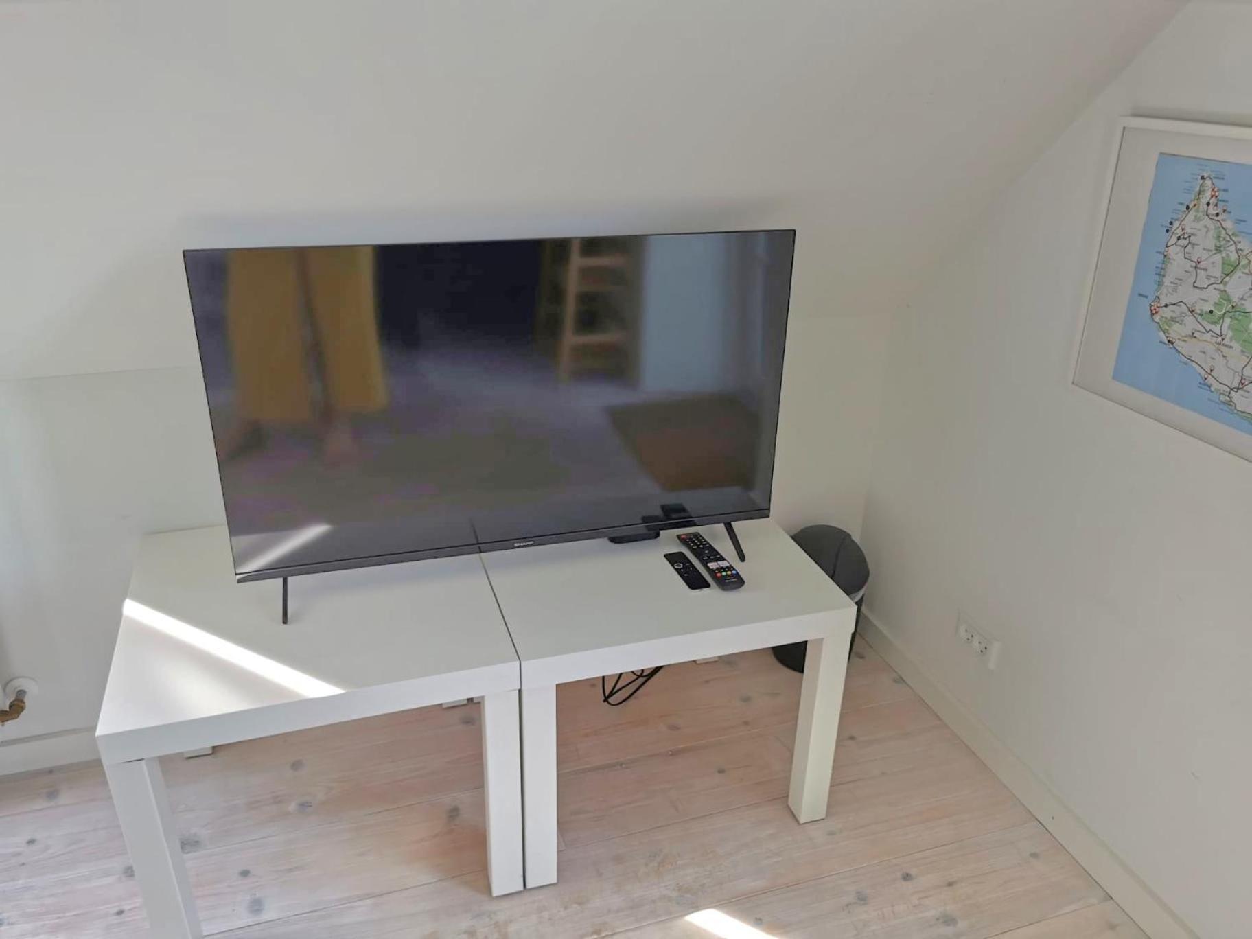 The 'Loft' Apartment- "Den Gule Svane" Guest House - Near Ronne & Beach Bagian luar foto